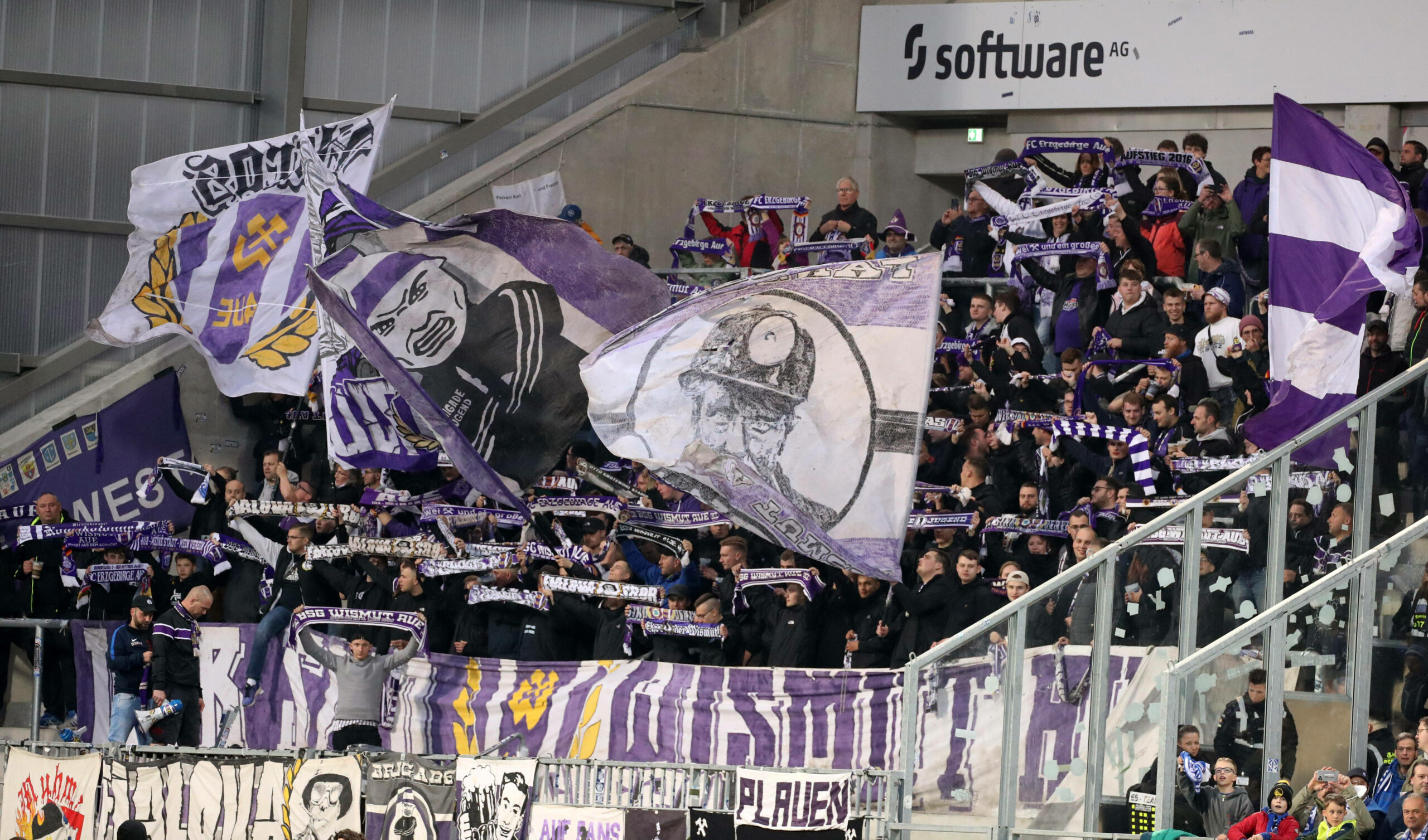 Trotz Abstieg: Aue-Fans unterstützen ihre Mannschaft, bei der 0:6 Blamage in Darmstadt