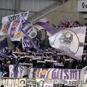 Trotz Abstieg: Aue-Fans unterstützen ihre Mannschaft, bei der 0:6 Blamage in Darmstadt