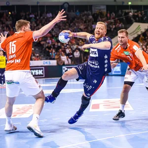 Flensburg-Spieler im Zweikampf mit HSVH-Spielern