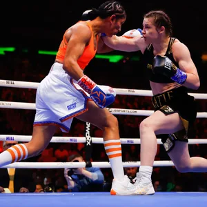 Katie Taylor und Amanda Serrano im Kampf