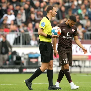 Referee Bastian Dankert mit St. Paulis Daniel Kofi Kyereh