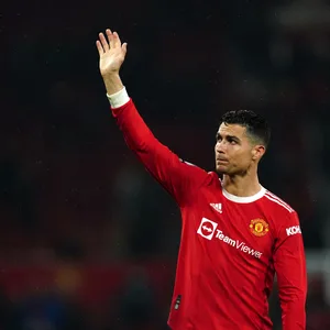 Cristiano Ronaldo winkt den Fans