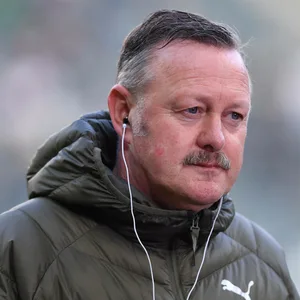 Sportdirektor Roland Virkus gibt keine klaren Aussagen zu einem Hütter-Verbleib