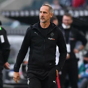 Gladbach-Trainer Hütter an der Seitenlinie beim Bundesligaspiel gegen RB Leipzig