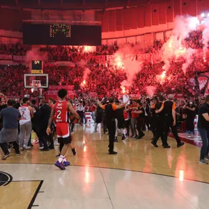 Olympiakos-Fans feiern ihre Mannschaft nach dem Einzug in die Final Four
