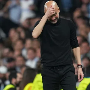 Pep Guardiola kratzt sich am Kopf