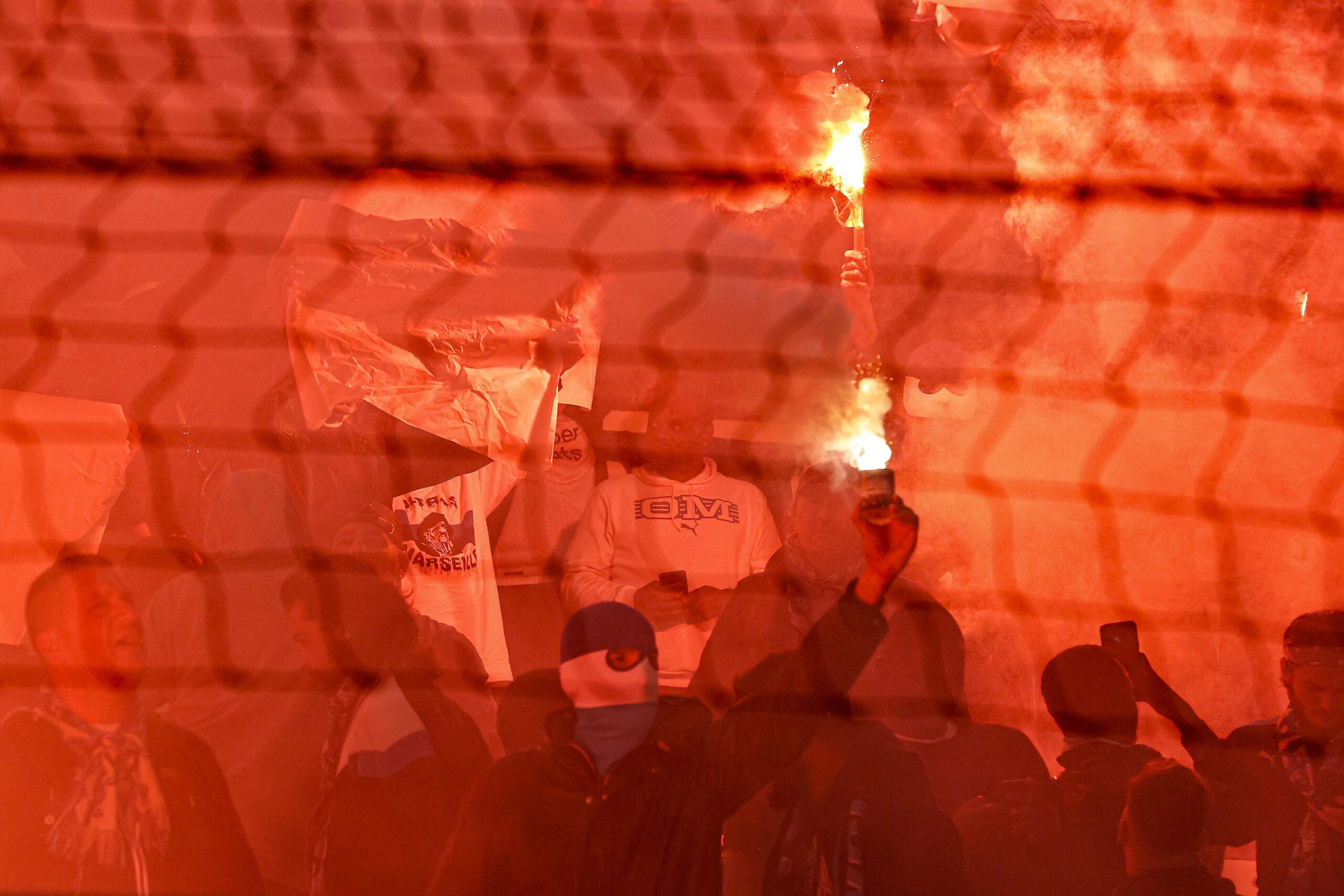 Maskierte Marseille-Anhänger setzen Pyrotechnik ein, während des Halbfinales gegen Feyenoord Rotterdam