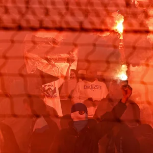 Maskierte Marseille-Anhänger setzen Pyrotechnik ein, während des Halbfinales gegen Feyenoord Rotterdam