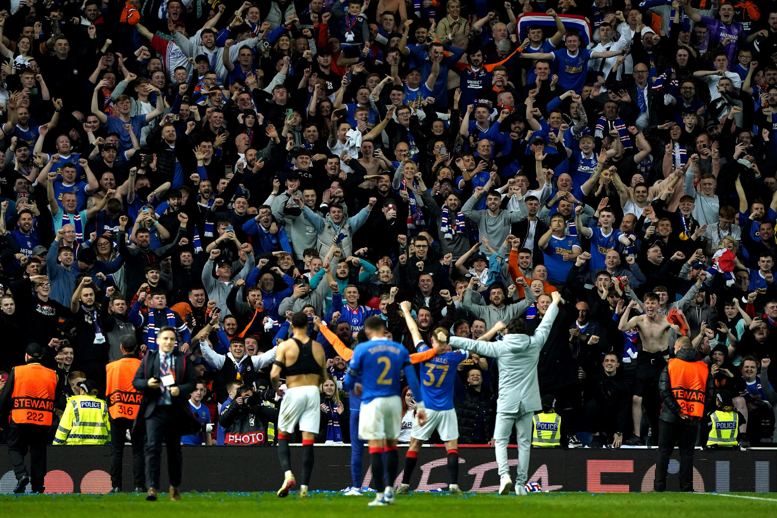 Fans der Glasgow Rangers feiern ihre Mannschaft nach Finaleinzug