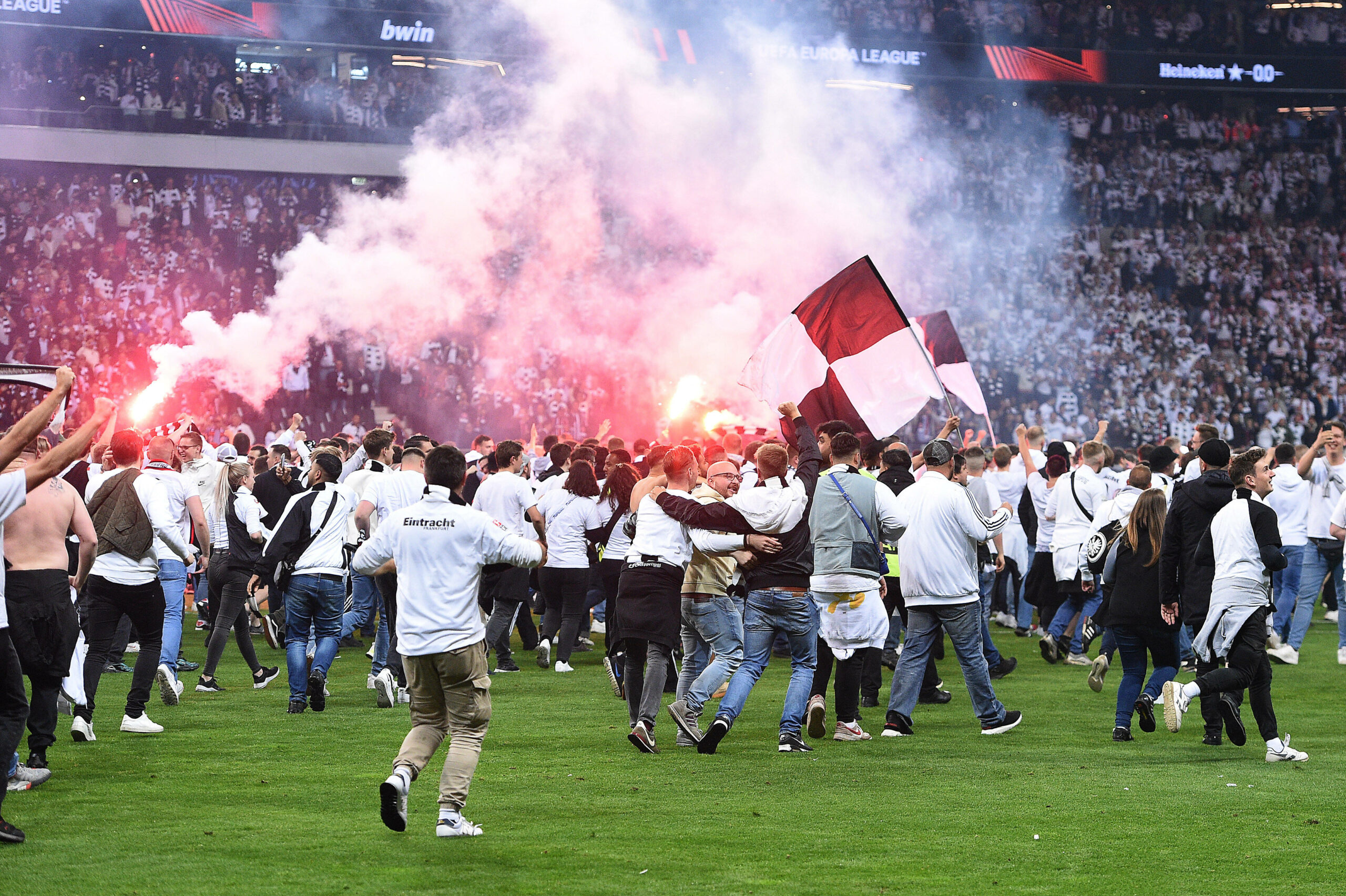 Frankfurter Stürmen den Platz, nachdem ihre Mannschaft den Einzug in das Finale der Europa League erreicht hat