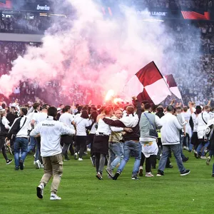 Frankfurter Stürmen den Platz, nachdem ihre Mannschaft den Einzug in das Finale der Europa League erreicht hat