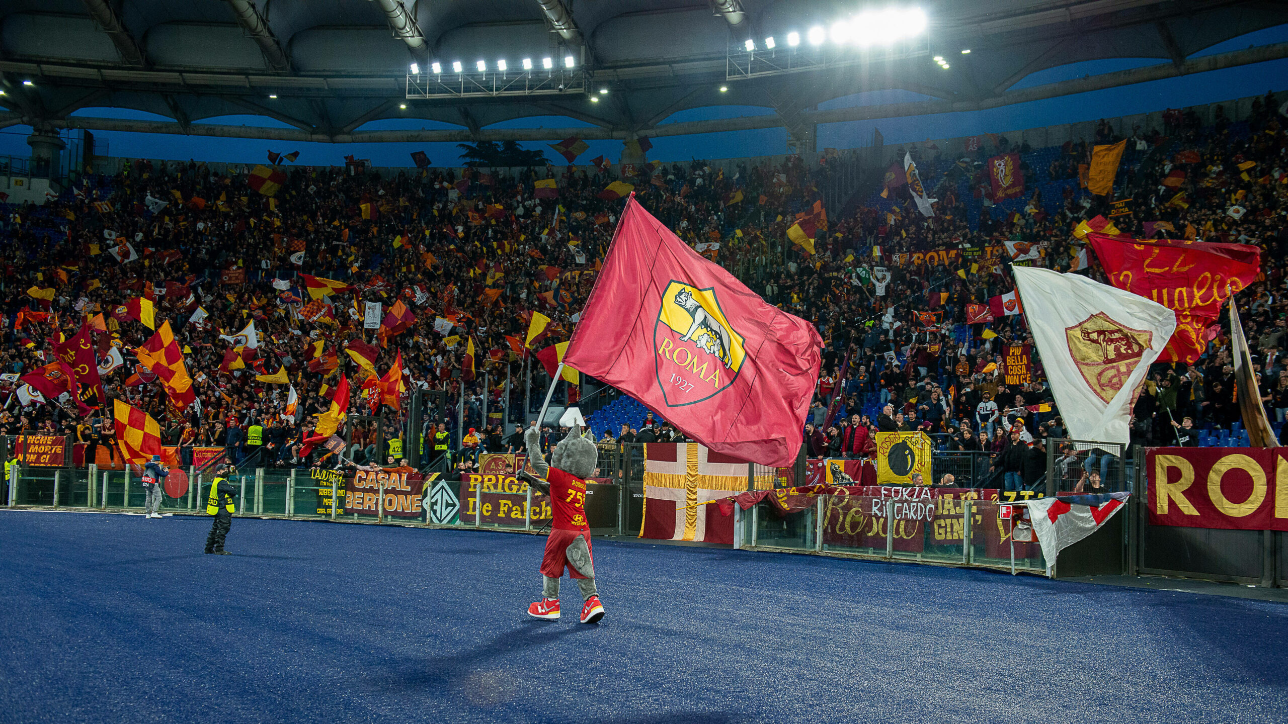 Maskottchen der AS Roma Romolo schwinkt eine Fahne vor der Fantribüne im Halbfinale gegen Leicester City
