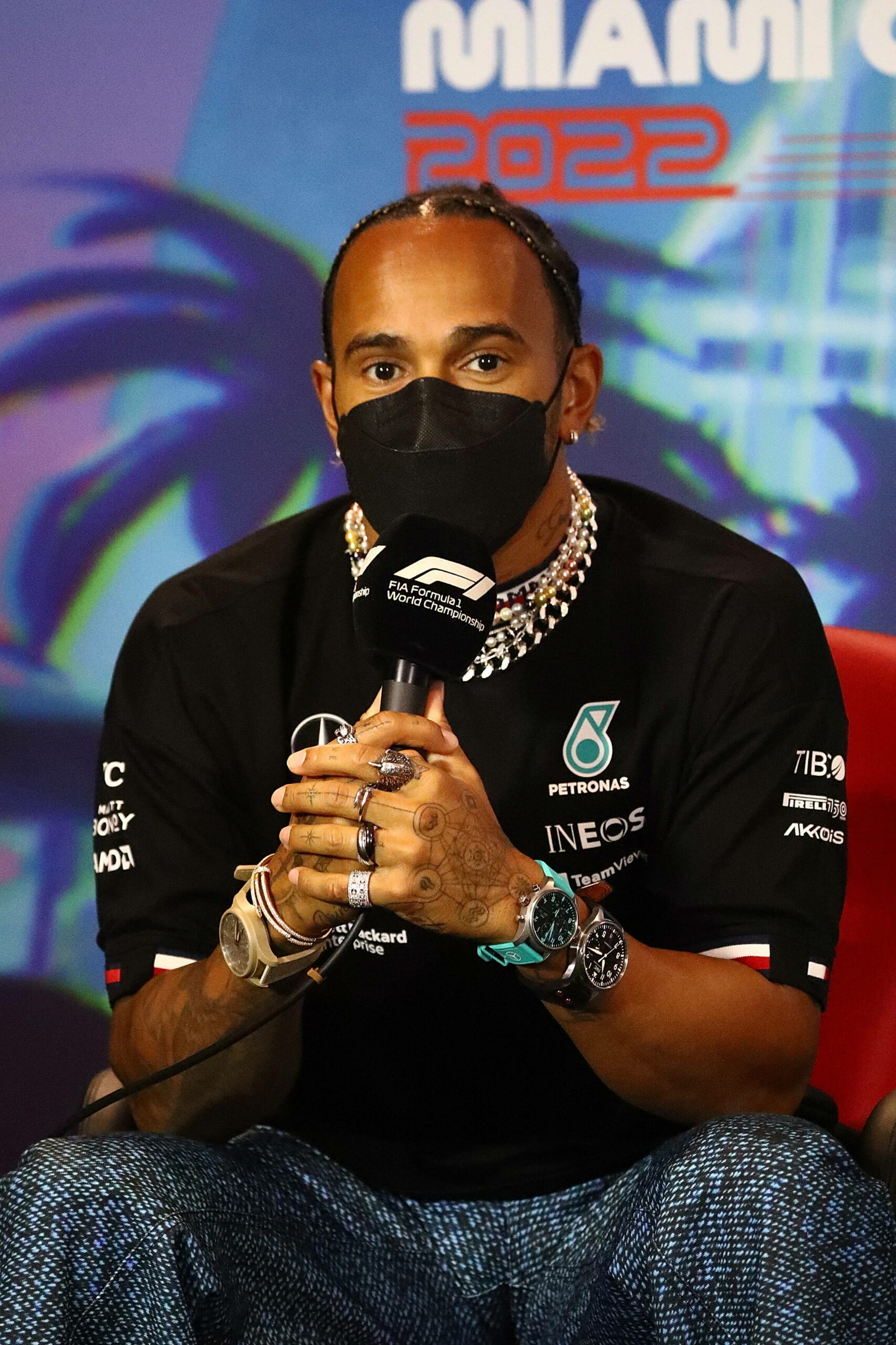 Lewis Hamilton mit viel Schmuck im Interview