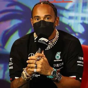 Lewis Hamilton mit viel Schmuck im Interview