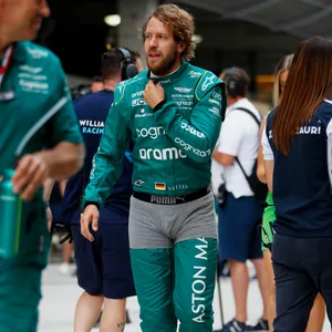 Sebastian Vettel mit Unterhose über dem Rennanzug