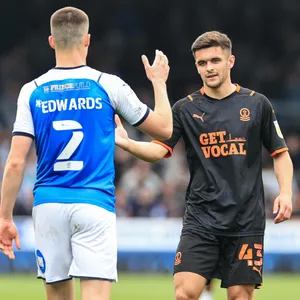 Jake Daniels (r.) ist einer der ersten aktiven Fußballprofis, der sich öffentlich zu seiner Homosexualität bekennt.