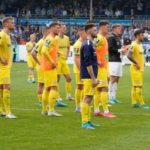 Eintracht Braunschweig-Spieler vor den Fans