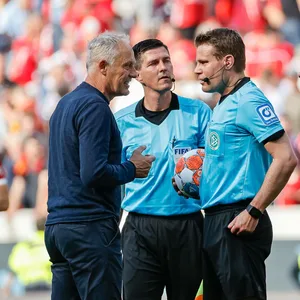 Freiburg-Trainer Christian Streich (l.) diskutiert mit Schiedsrichter Felix Brych über dessen strittige Entscheidungen