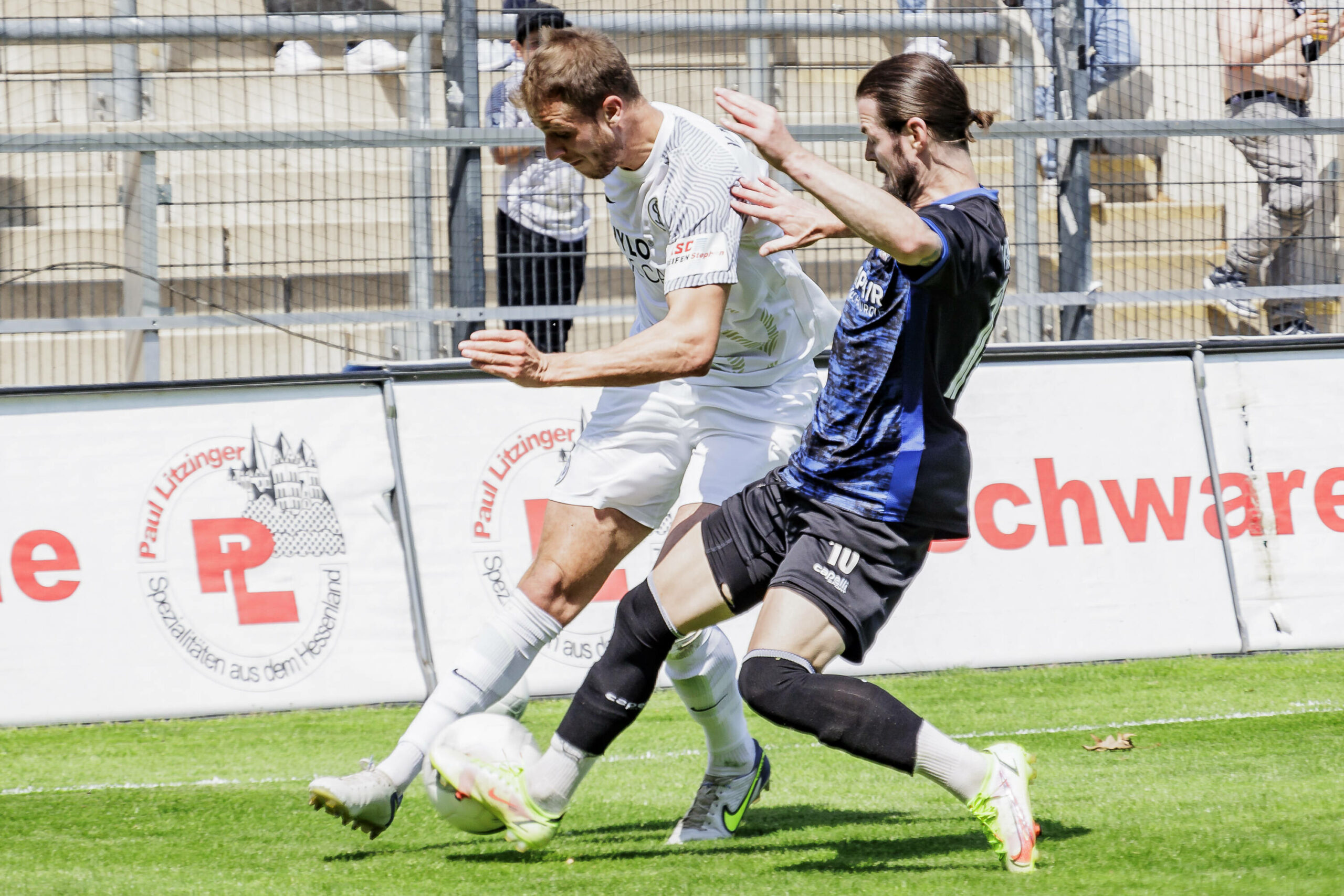Zweikampf in der Regionallig-Partie des FSV Frankfurt gegen den SV Elversberg