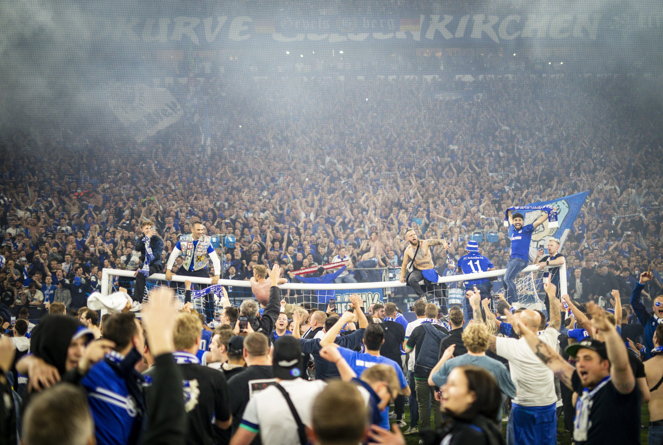 Hunderte Schalke-Fans strömten nach dem Spiel auf das Feld, wobei es bei Einigen zu Verletzungen kam