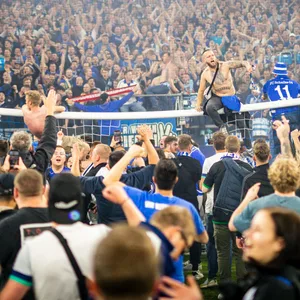 Hunderte Schalke-Fans strömten nach dem Spiel auf das Feld, wobei es bei Einigen zu Verletzungen kam