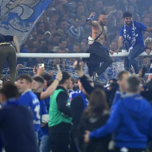 Fans des FC Schake 04 auf dem Platz