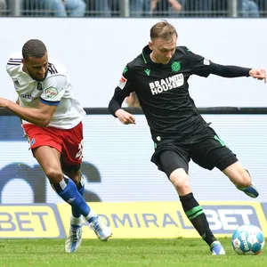 HSV-Profi Josha Vagnoman (l.) und Hannovers Maximilan Beier