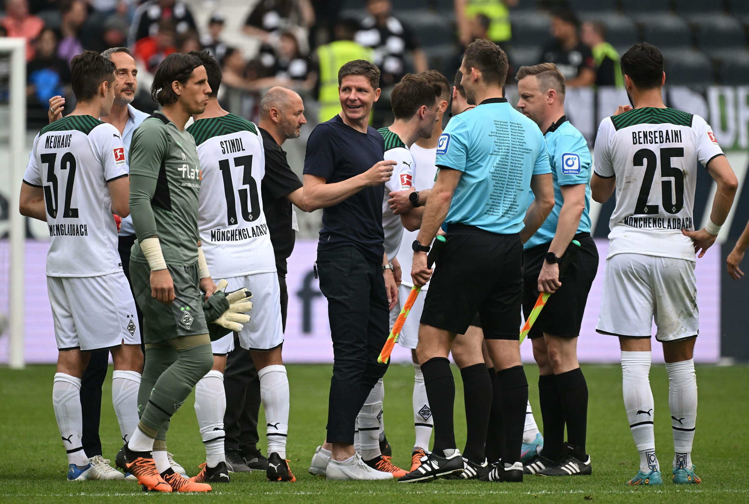 Felix Zwayers Rücken zeigt 63 Amateur-Schiedsrichter, welche beim Spiel zwischen Frankfurt und Mönchengladbach gewürdigt wurden