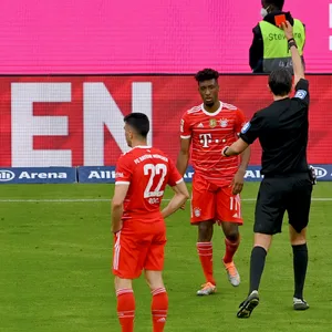Kingsley Coman bekommt von Schiedsrichter Deniz Aytekin die rote Karte gezeigt
