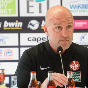 Marco Antwerpen bei einer Pressekonferenz
