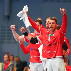 Grund zu feiern: Lukas Ossenkopp und seine Mannschaft spielen auch nächstes Jahr in der Erstklassig