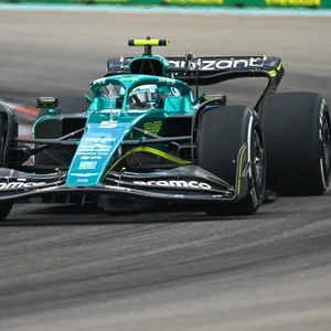 Aston Martin Auto auf der Strecke