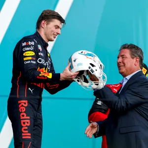 Grund zu feiern: Beim Miami-Debüt der Formel 1 wird Sieger Max Verstappen ein Helm der beheimateten Football-Mannschaft Miami Dolphins überreicht.