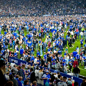 Platzsturm der Schalke-Fans