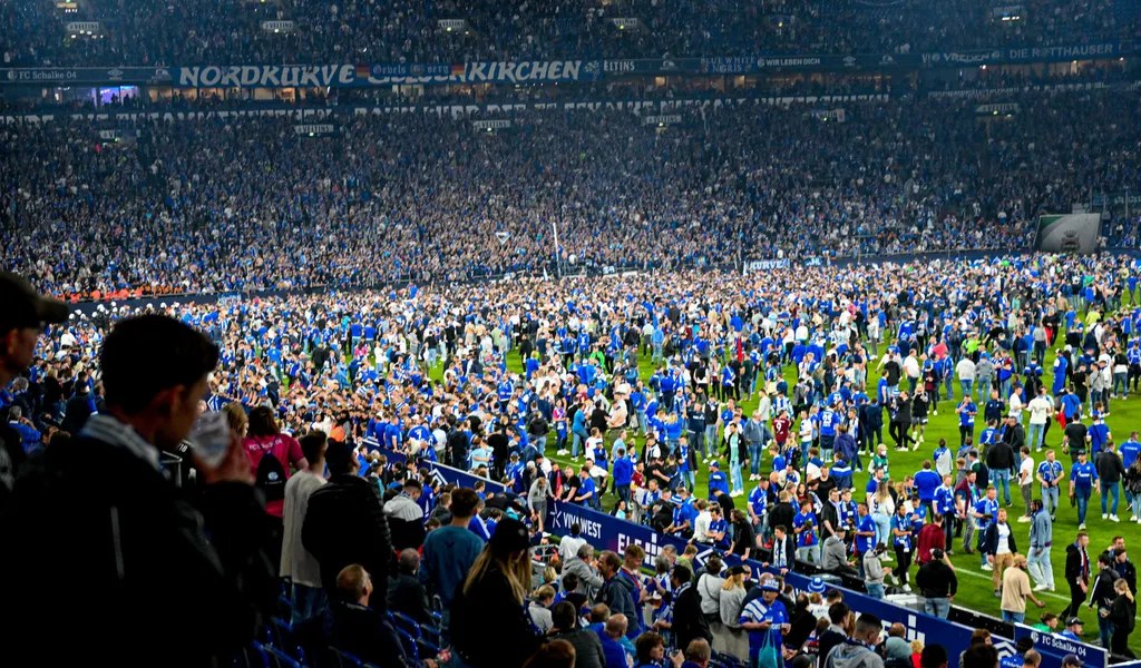 Platzsturm der Schalke-Fans