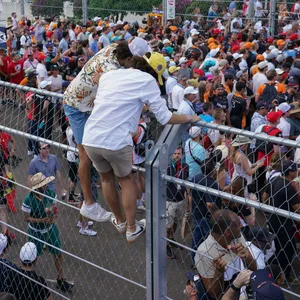 Formel 1-Fans klettern übern Zaun