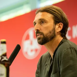 Geschäftsführer des 1. FC Kaiserslautern Thomas Hengen, bei der Vorstellung von Dirk Schuster