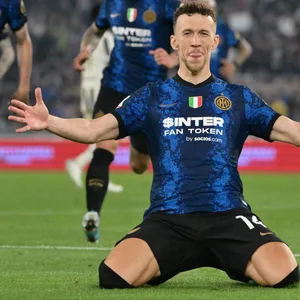 Ivan Perisic jubelt auf Knien