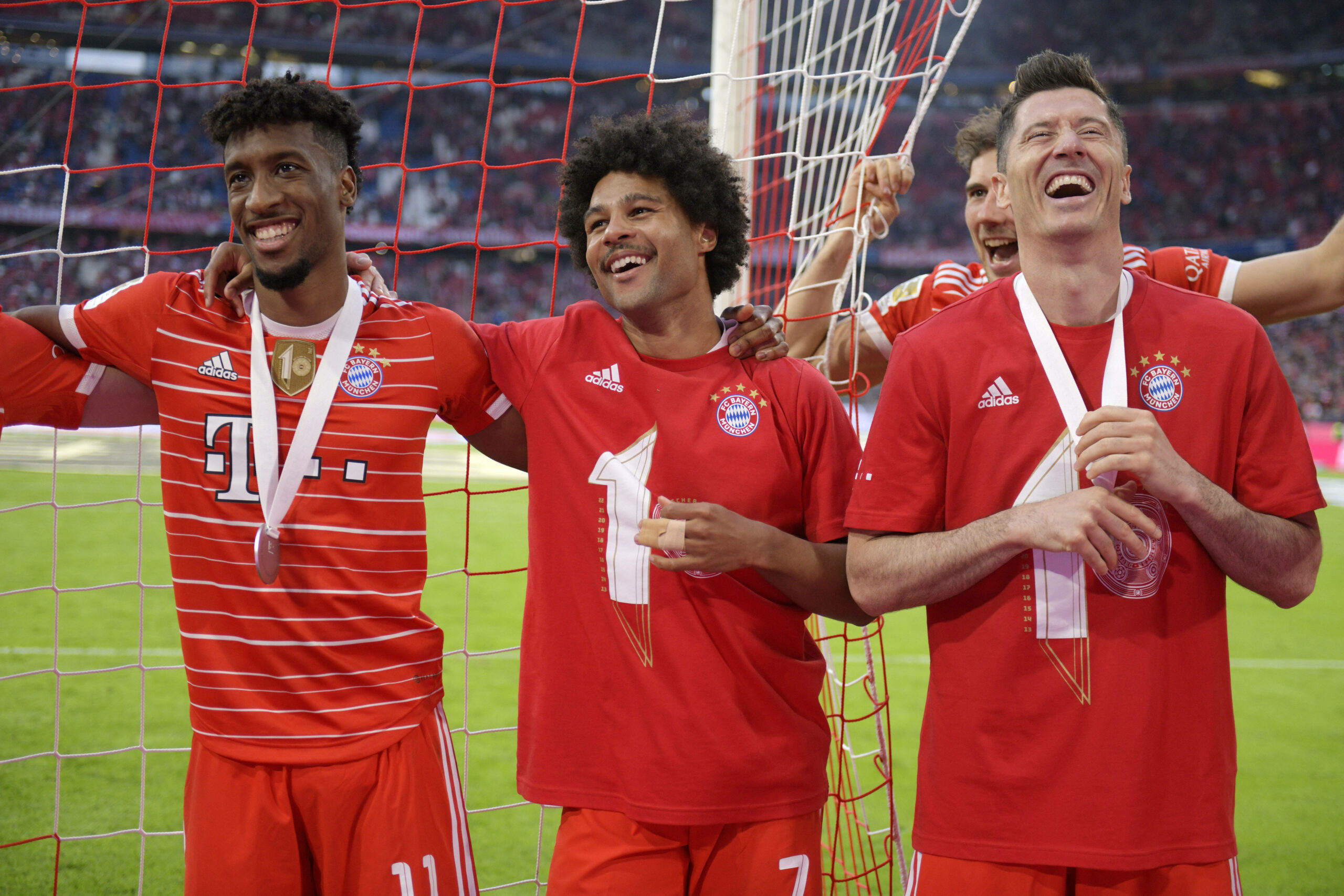 Serge Gnabry feiert mit Kingsley Coman und Robert Lewandowski den Meistertitel des FC Bayern.