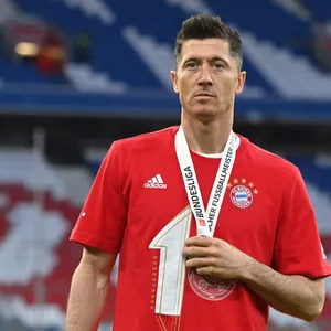 Robert Lewandowski mit Meister-Medaille um den Hals.