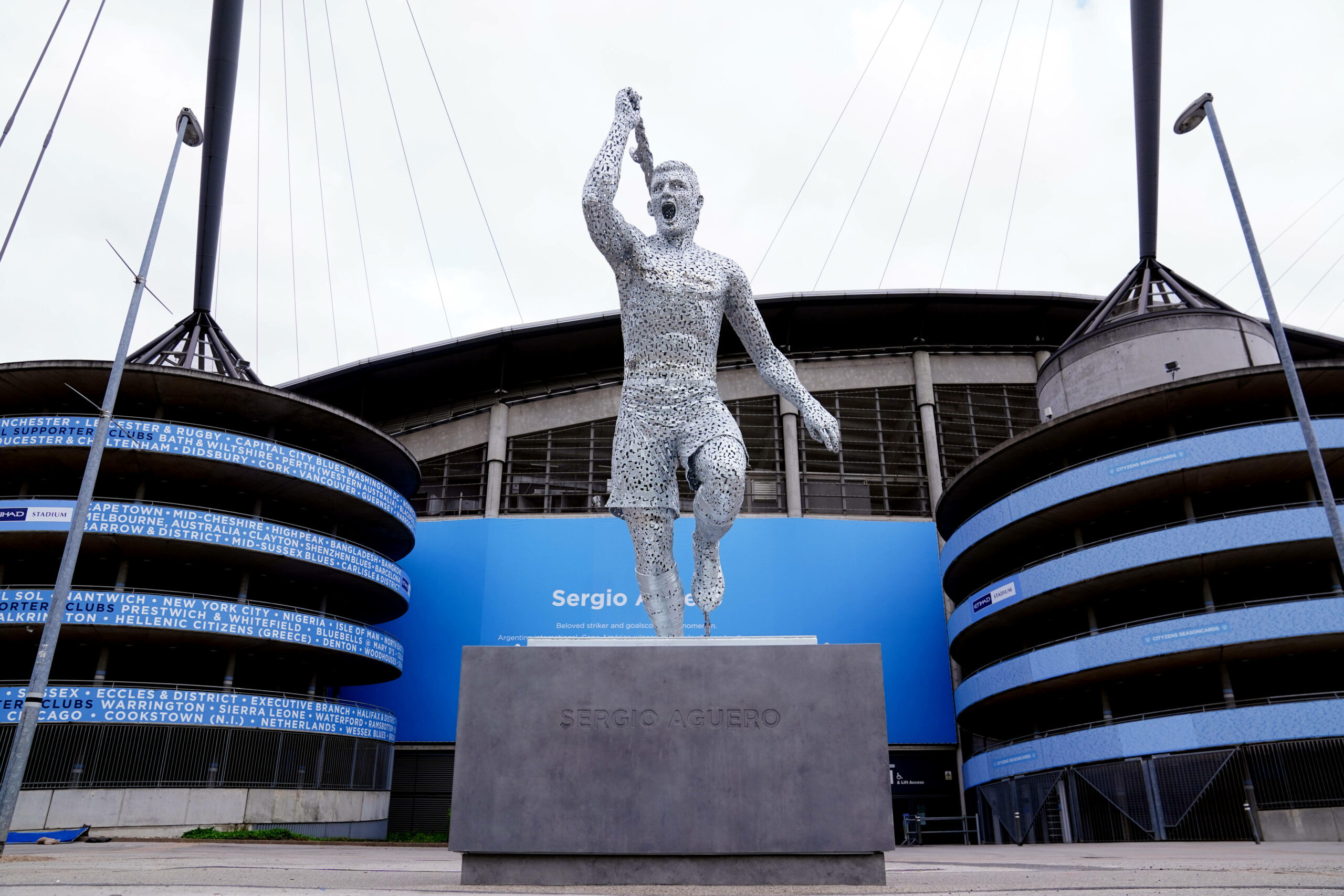 Statue von Sergio Agüero vor dem Stadion von Manchester City.
