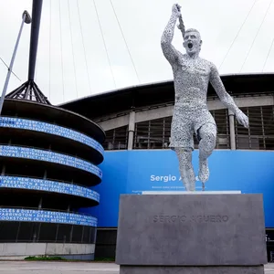 Statue von Sergio Agüero vor dem Stadion von Manchester City.