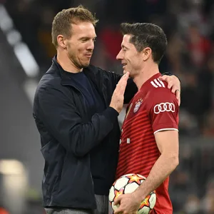 Bayern-Trainer Julian Nagelsmann (l.) und Robert Lewandowski gehen vielleicht bald getrennte Wege