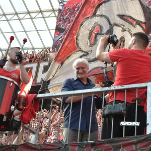 „In meiner Zeit gab es sowas noch nicht“: Rudi Völler auf dem Zaun bei den Leverkusenern Fans.