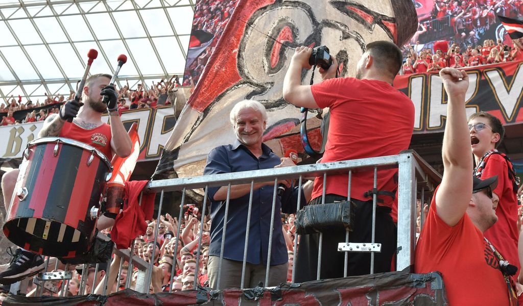 „In meiner Zeit gab es sowas noch nicht“: Rudi Völler auf dem Zaun bei den Leverkusenern Fans.