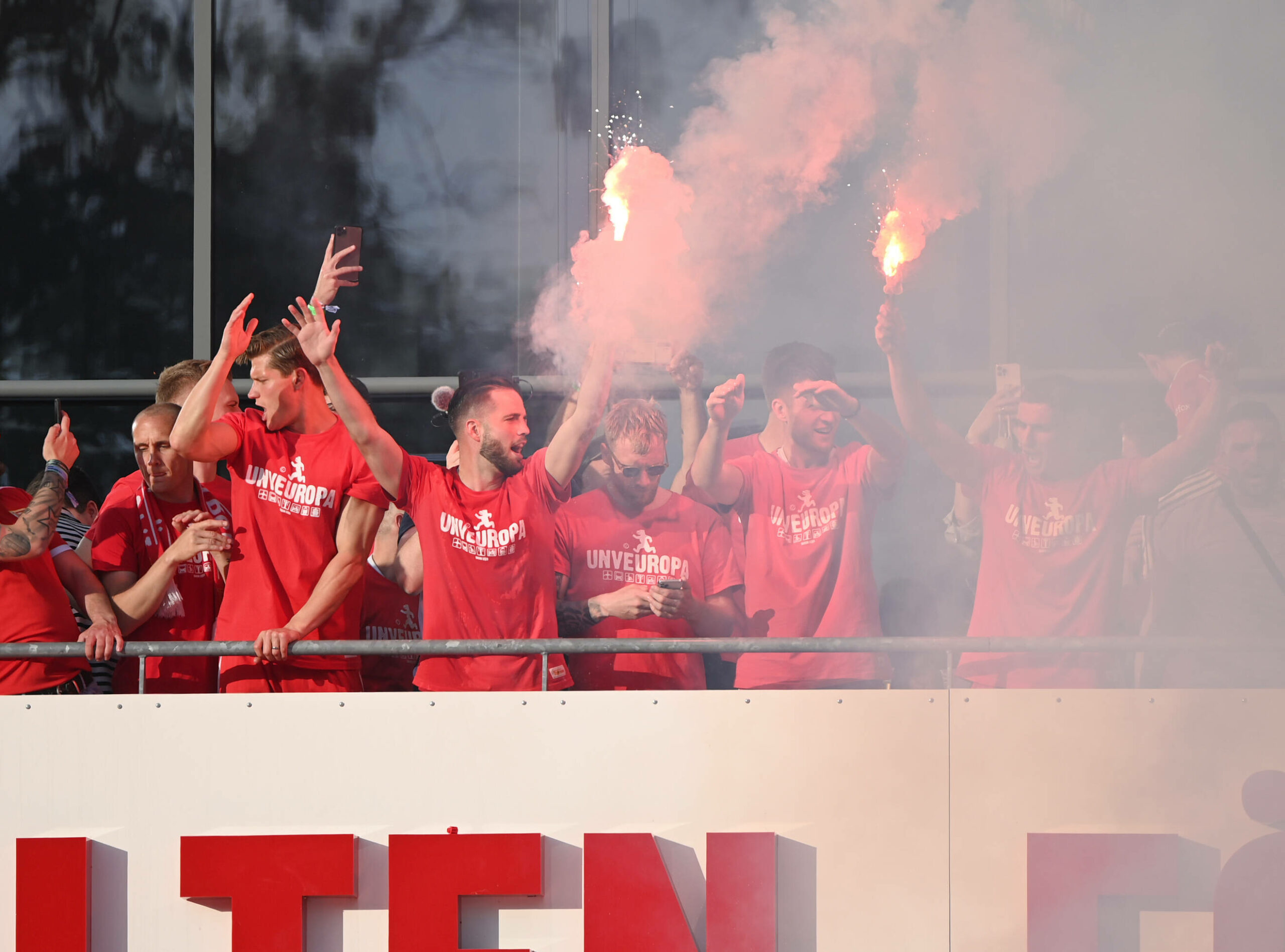 Spieler vom 1.FC Union Berlin feiern mit Pyro