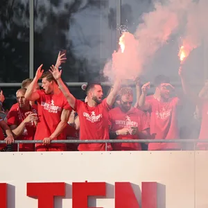 Spieler vom 1.FC Union Berlin feiern mit Pyro