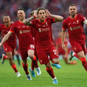 Kostas Tsimikas jubelt nach seinem entscheidenen Treffer im Elfmeterschießen des FA-Cup Finals gegen Chelsea und wird von seinen Mitspielern verfolgt.