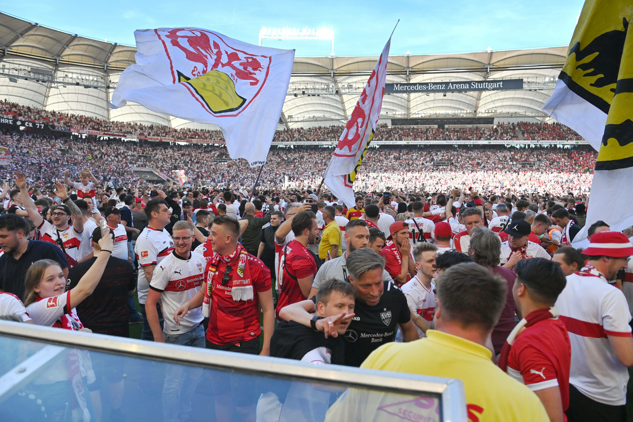 Stuttgart-Fans stürmen den Platz, nachdem ihre Mannschaft durch ein Tor in der 92. Minute den Klassenerhalt besiegelt hat