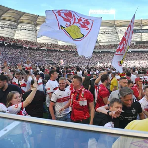 Stuttgart-Fans stürmen den Platz, nachdem ihre Mannschaft durch ein Tor in der 92. Minute den Klassenerhalt besiegelt hat